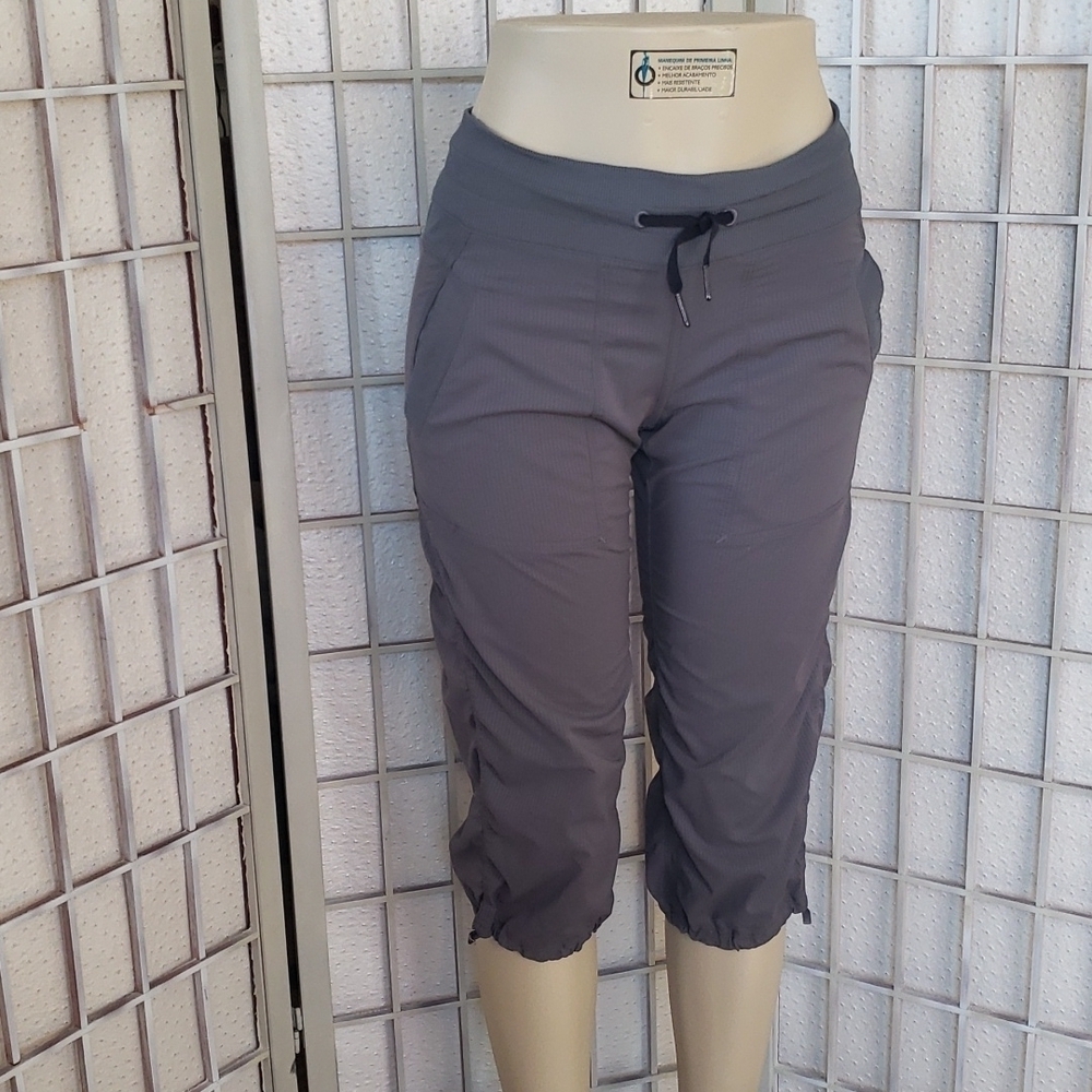 Lululemon Gray Striped Adjustable Drawstring Under Knee Capri Pants Size 4